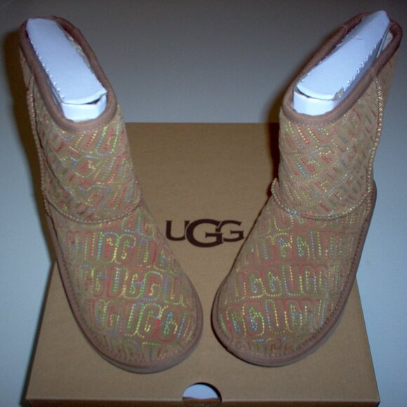 UGG KIDS CLASSIC II Graphic Stitch Boots, Size 4 (TAN) - Picture 1 of 5
